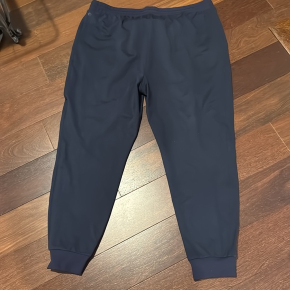 Zella Live In Pocket Joggers with drawstring waist in black - Picture 5 of 5